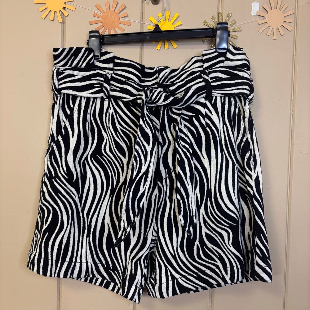 Joe’s Jeans Zebra print Shorts Paper bag style belt size 32 (14) black and white
